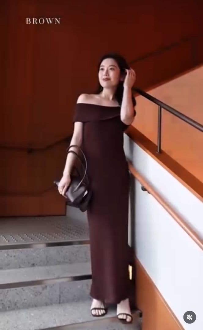 anuansアニュアンス ムーンネックニットワンピース　タイト オフショル