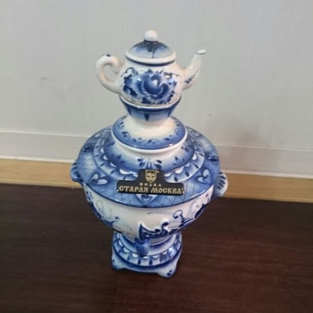 ロシアンウォッカとグジェリ陶器