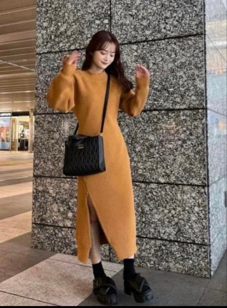 【新品✨】PINUE ジップスリットニットワンピース　M 完売品‼️定価1.6万