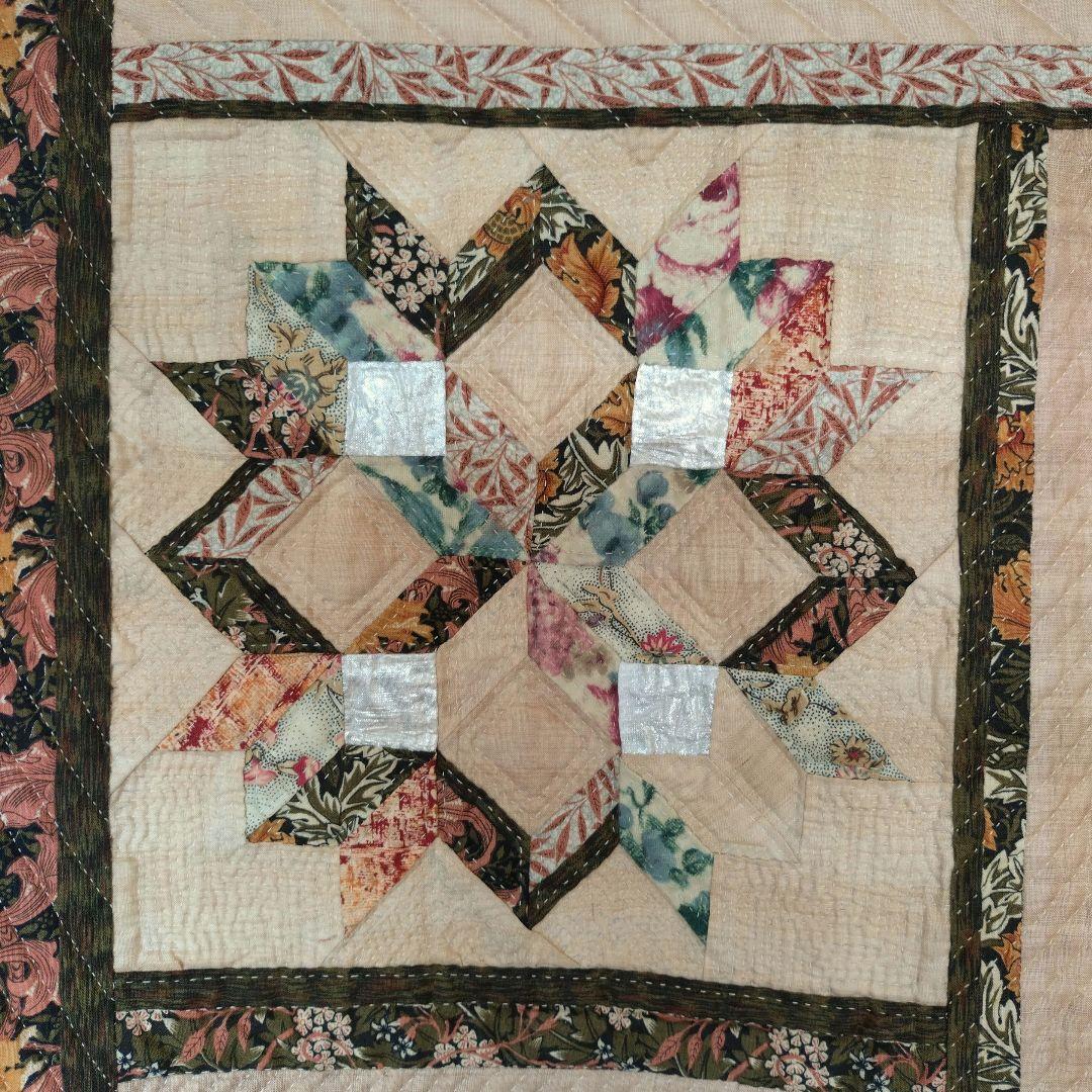 パッチワークキルト タペストリー〈モザイクの集まり〉