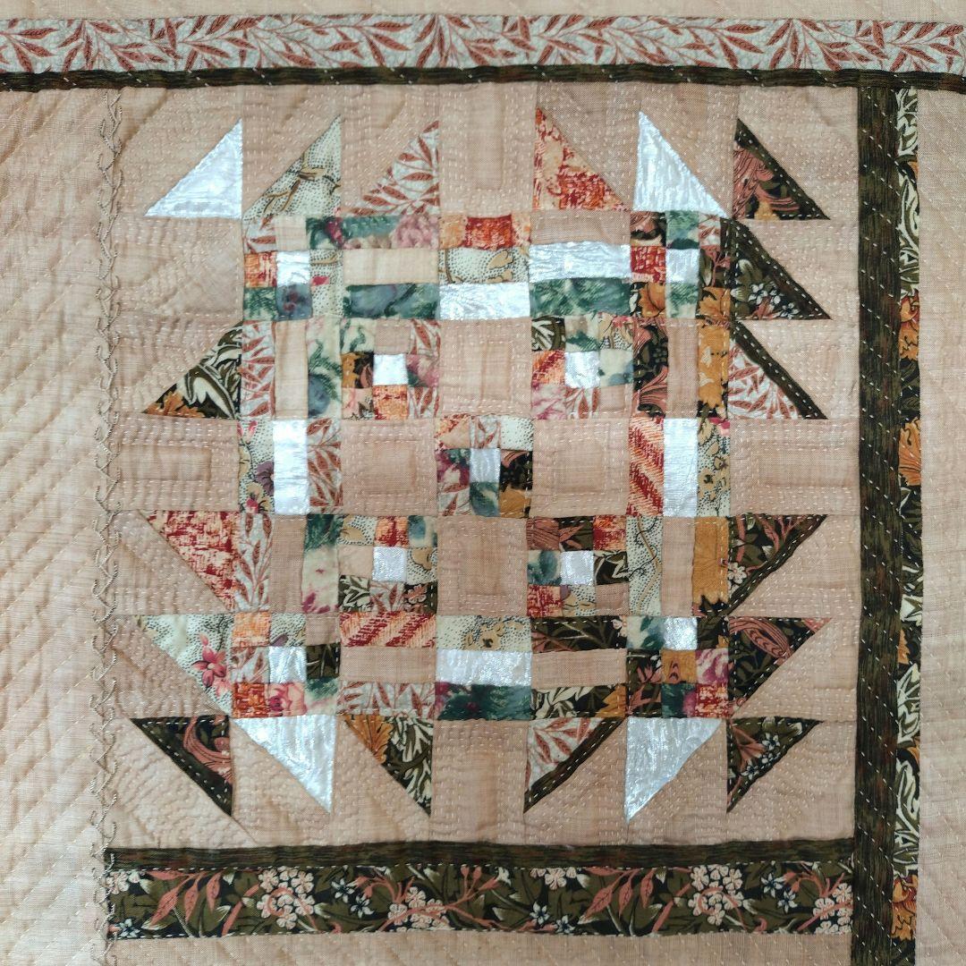 パッチワークキルト タペストリー〈モザイクの集まり〉