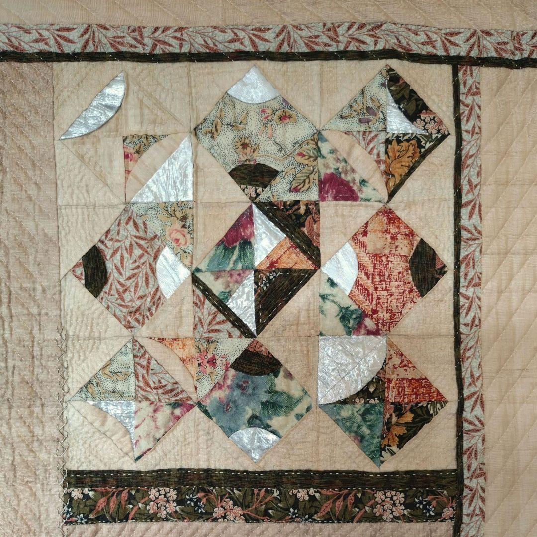 パッチワークキルト タペストリー〈モザイクの集まり〉