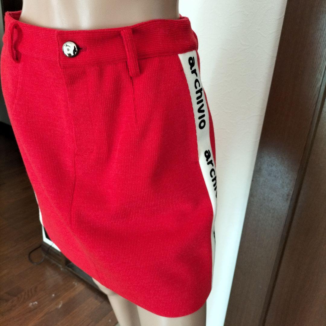 未使用赤いスカート サイドロゴテープ付き
