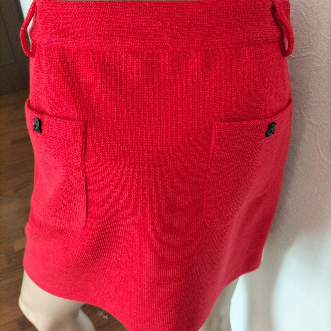 未使用赤いスカート サイドロゴテープ付き