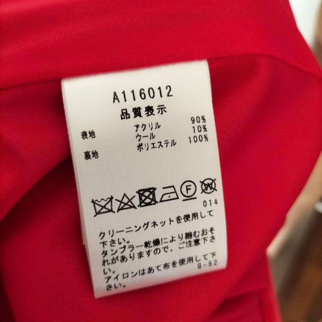 未使用赤いスカート サイドロゴテープ付き