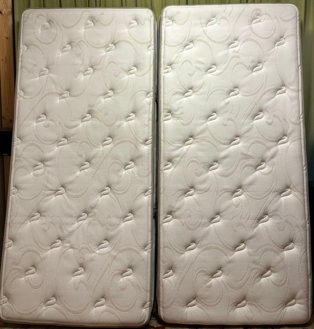 【美品】シモンズキングサイズ（二分割）マットレス　ゴールデンバリューピロートップ