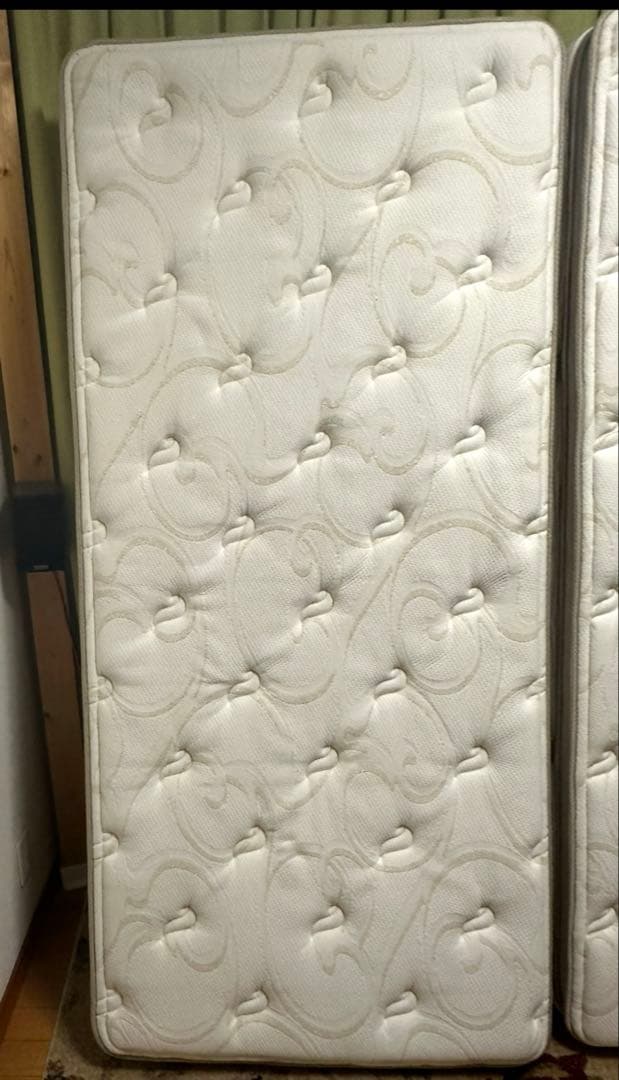 【美品】シモンズキングサイズ（二分割）マットレス　ゴールデンバリューピロートップ