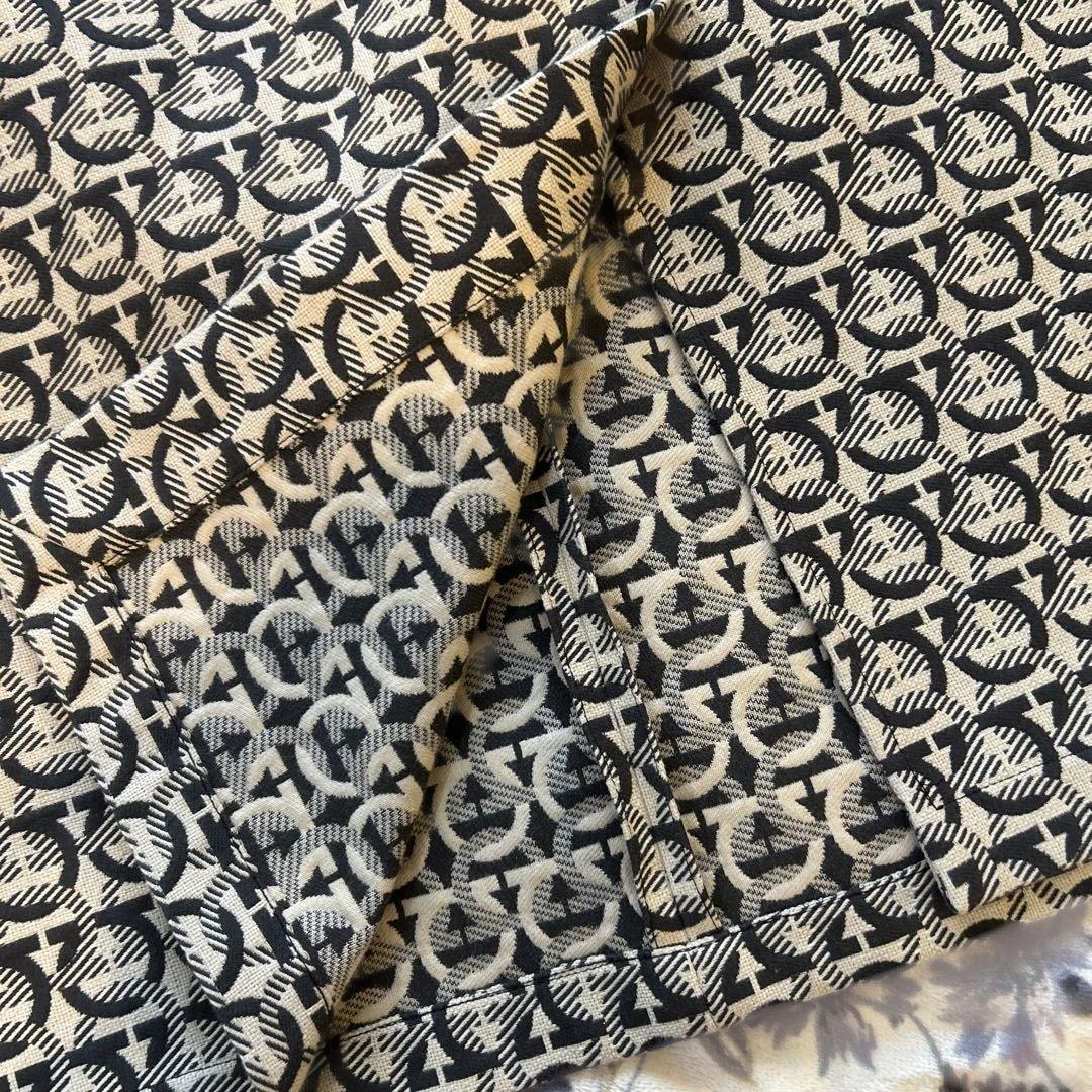 美品　フェラガモ幾何学模様 （ガンチーニ）タイトスカート ラム革ベルト風付き