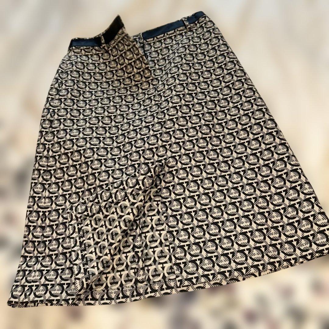 美品　フェラガモ幾何学模様 （ガンチーニ）タイトスカート ラム革ベルト風付き