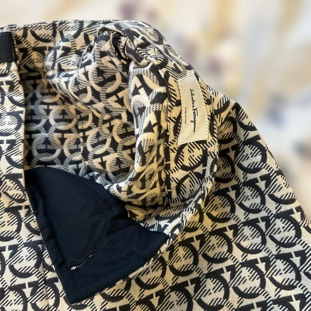 美品　フェラガモ幾何学模様 （ガンチーニ）タイトスカート ラム革ベルト風付き