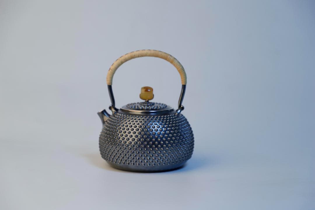 純銀製 玉霰打出 琥珀摘蓋 藤手 あられ湯沸 銀瓶 煎茶道具