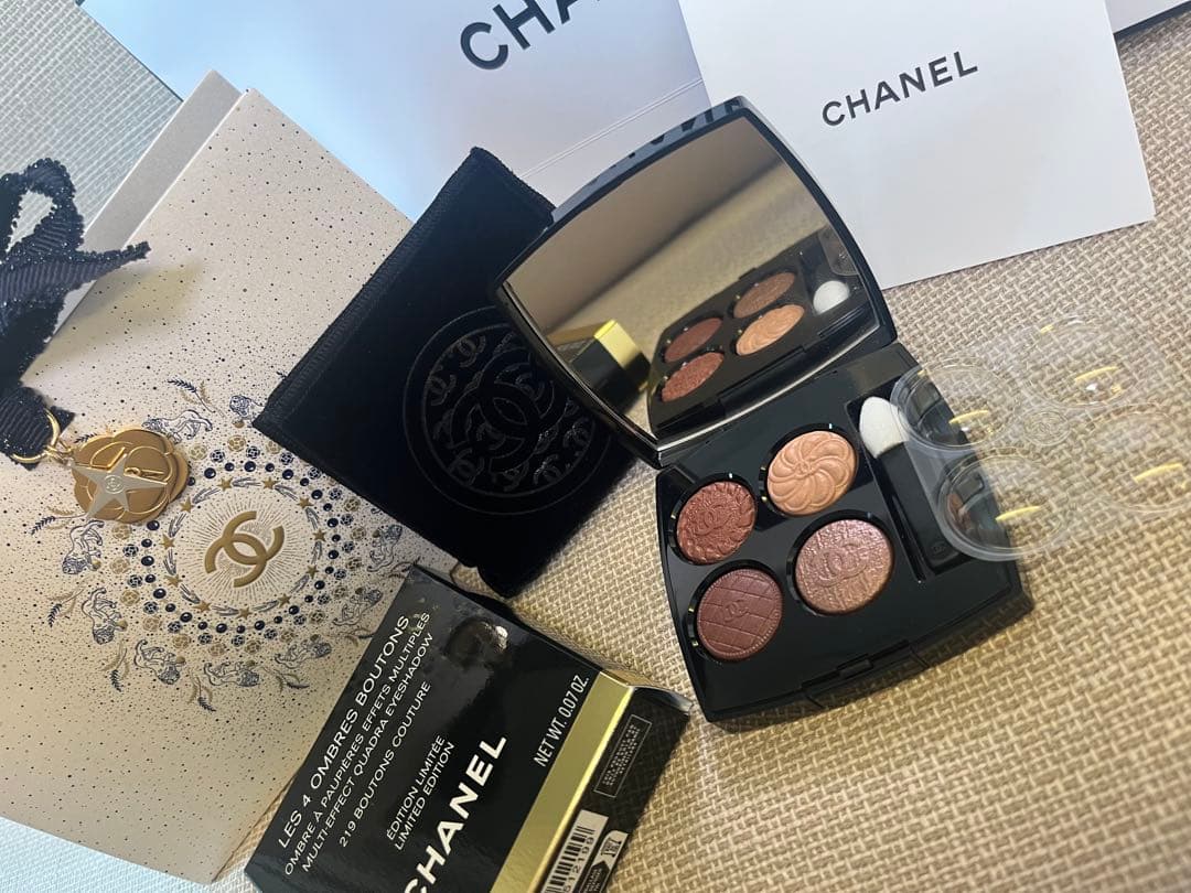 シャネル アイシャドウ　レ キャトル オンブル ブトンクチュール219