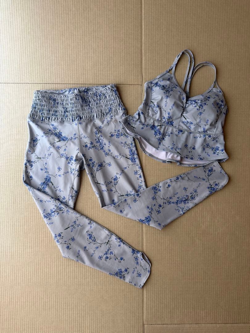 上下セット　スプリングフラワーフレアトップとレギンス