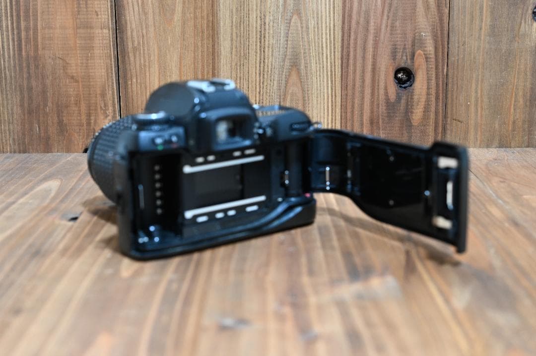 【週末限定大幅値下げ！】Nikon F80D＋標準レンズ+ストラップ新品