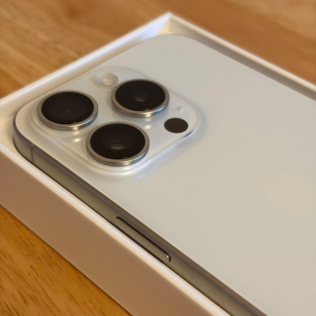 【美品】iPhone15 Pro ホワイトチタニウム 128GB ケース付き