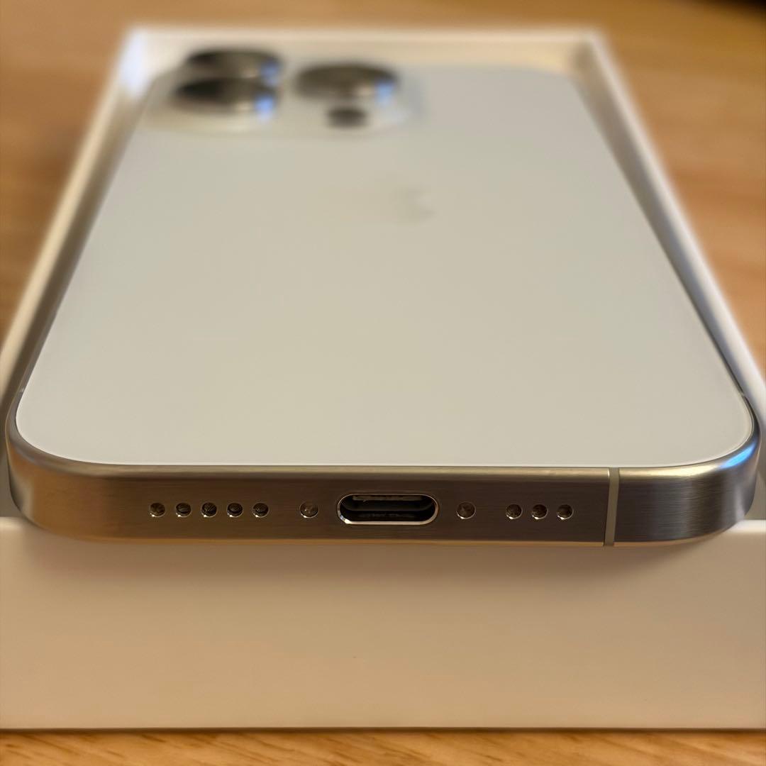 【美品】iPhone15 Pro ホワイトチタニウム 128GB ケース付き