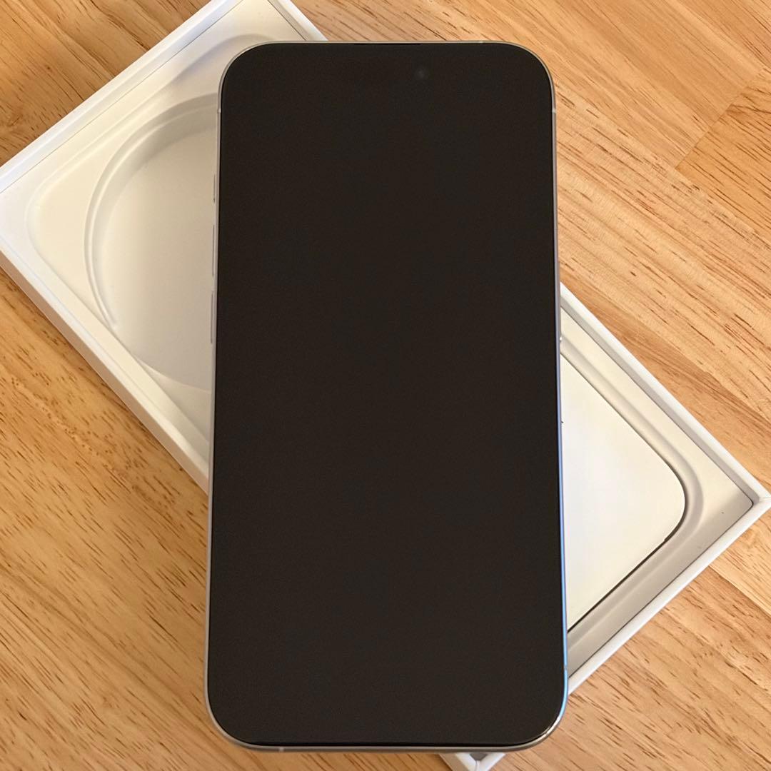 【美品】iPhone15 Pro ホワイトチタニウム 128GB ケース付き