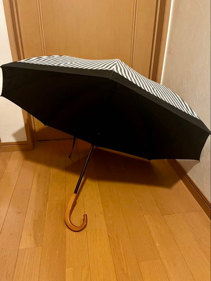 サンバリア100 折りたたみ日傘　２段折 白黒ストライプ　完全遮光