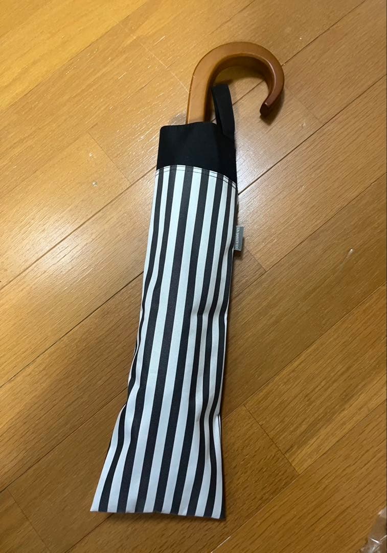 サンバリア100 折りたたみ日傘　２段折 白黒ストライプ　完全遮光