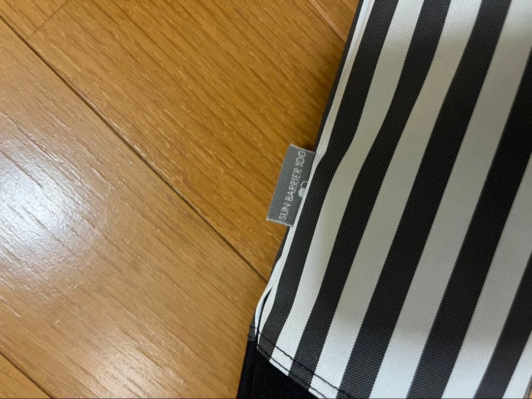 サンバリア100 折りたたみ日傘　２段折 白黒ストライプ　完全遮光