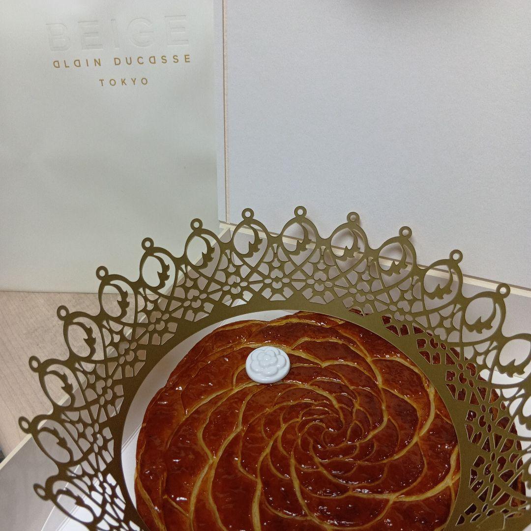 ガレット・デ・ロワ フェーヴ BEIGE カメリア