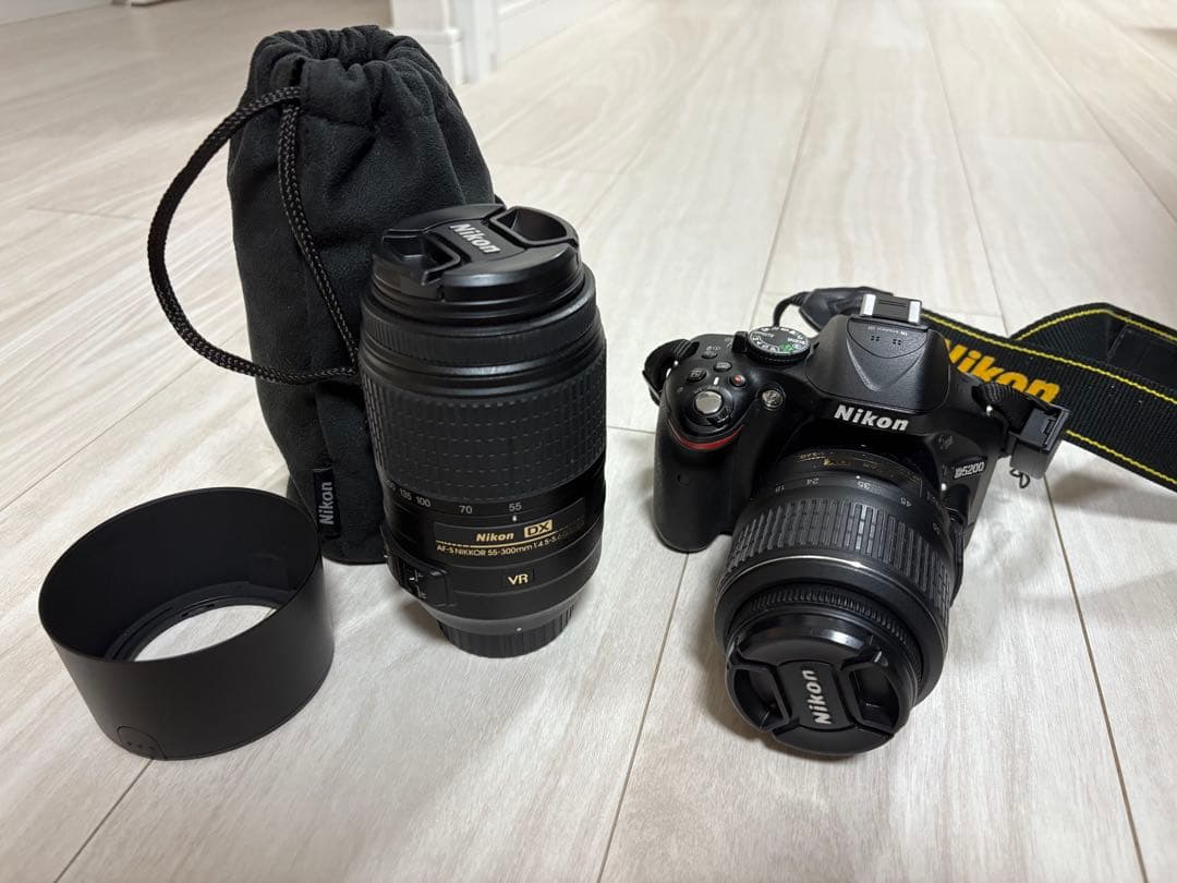 NikonのD5200 デジタル一眼レフカメラ、2レンズ18-55と55-300