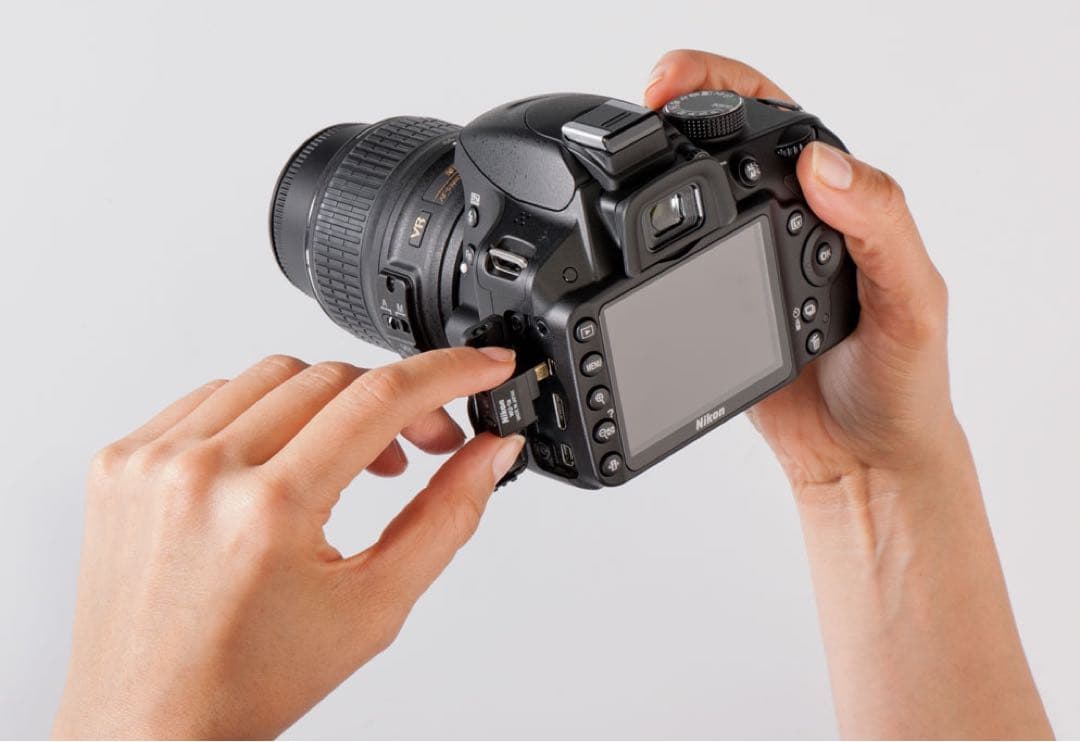 NikonのD5200 デジタル一眼レフカメラ、2レンズ18-55と55-300