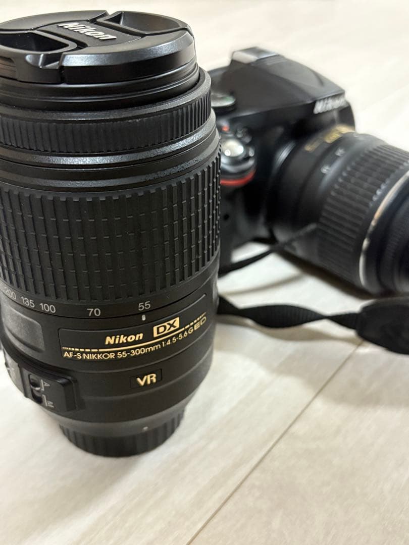 NikonのD5200 デジタル一眼レフカメラ、2レンズ18-55と55-300