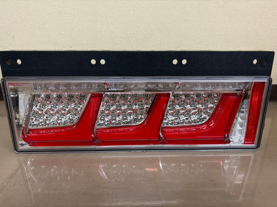 G*d様 【新車外し品】小糸　LED3連テールランプ左右セット