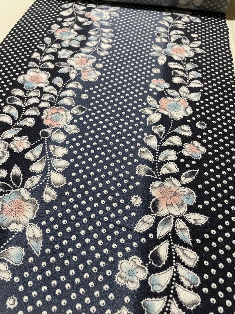 ★黒地の辻ヶ花模様の反物　m3825