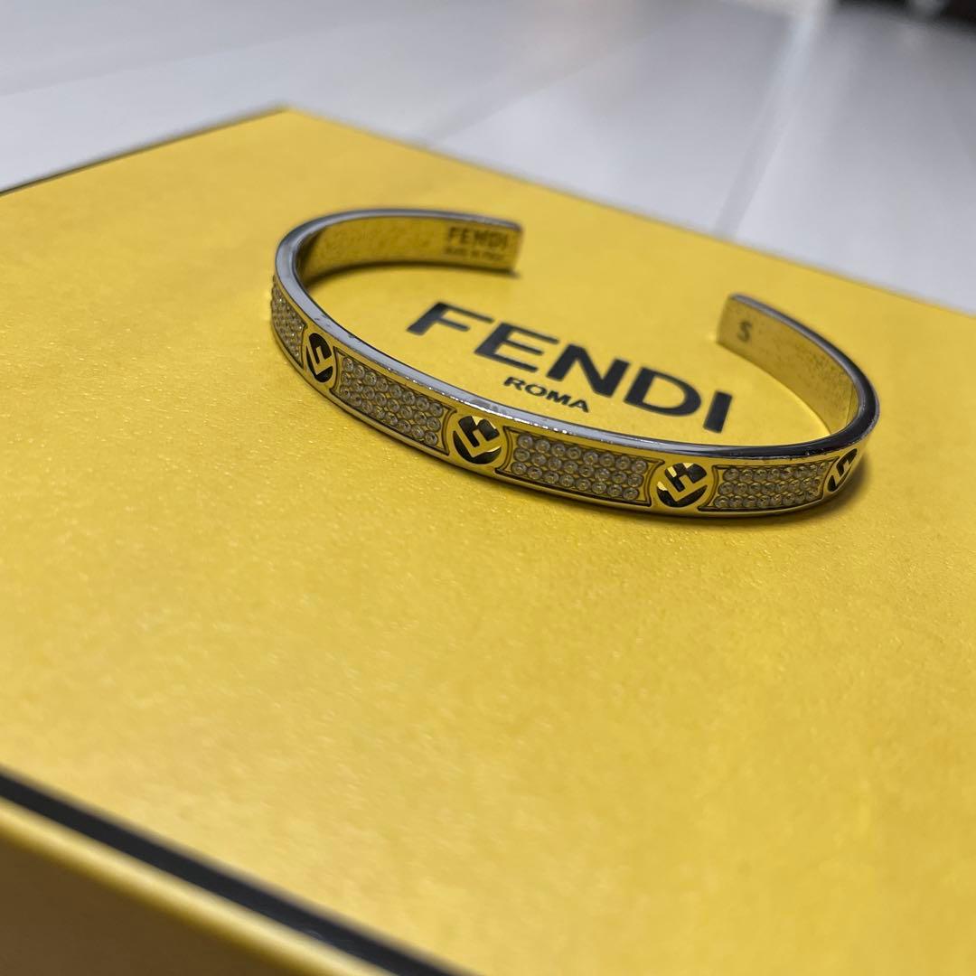 【FENDI】ロゴ入り シルバー 天然クリスタル メタル製 バングル