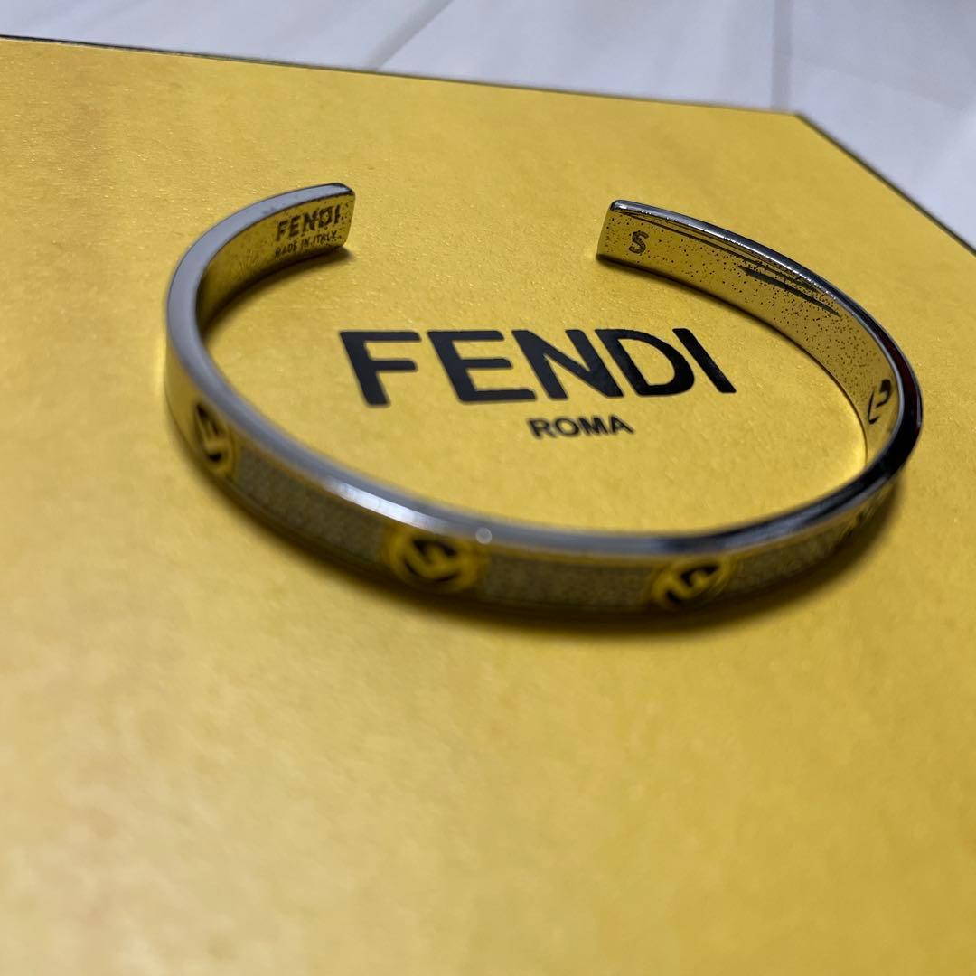 【FENDI】ロゴ入り シルバー 天然クリスタル メタル製 バングル