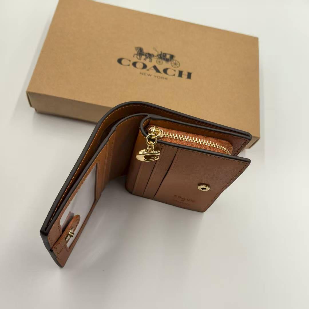 新品・未使用COACH スヌーピー 二つ折り財布コーチ　SNOOPY大人気