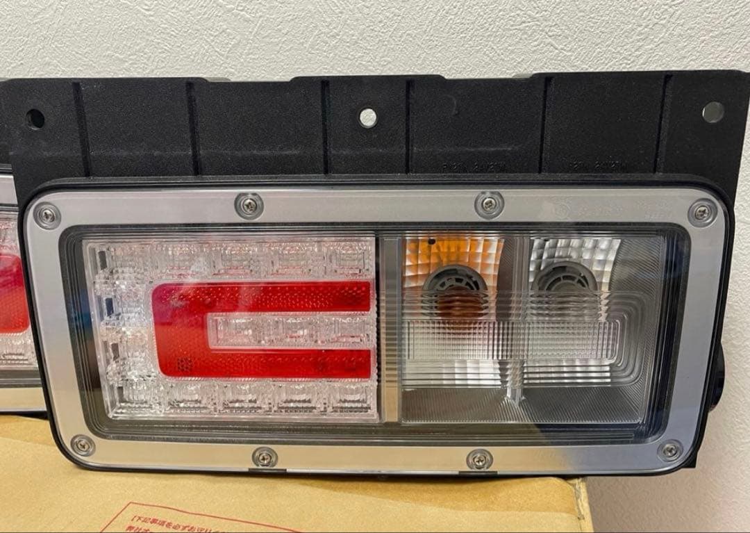 日野純正テールランプ 大型用