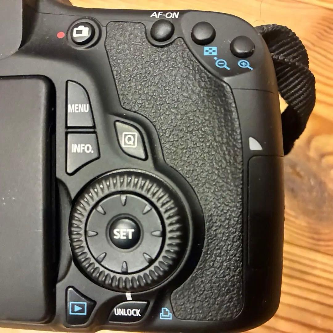 【美品】Canon EOS 60D デジタル一眼レフカメラ　レンズ充電器付き