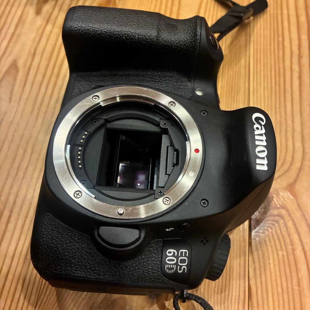 【美品】Canon EOS 60D デジタル一眼レフカメラ　レンズ充電器付き