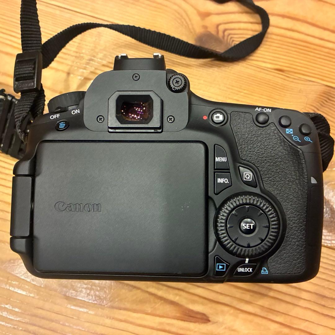 【美品】Canon EOS 60D デジタル一眼レフカメラ　レンズ充電器付き
