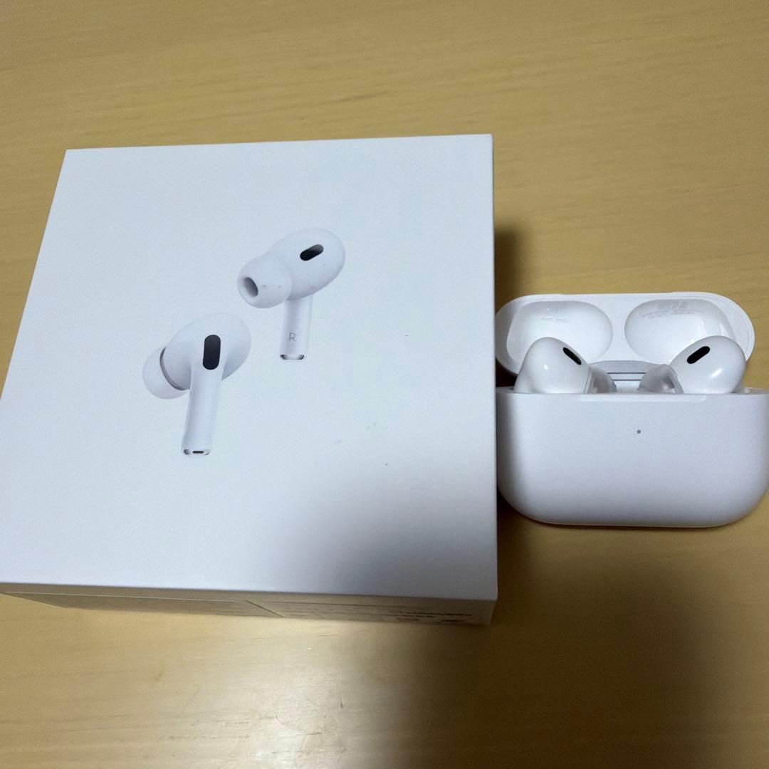 AirPods Pro第2世代のホワイトワイヤレスイヤホン、箱、充電ケース付き。