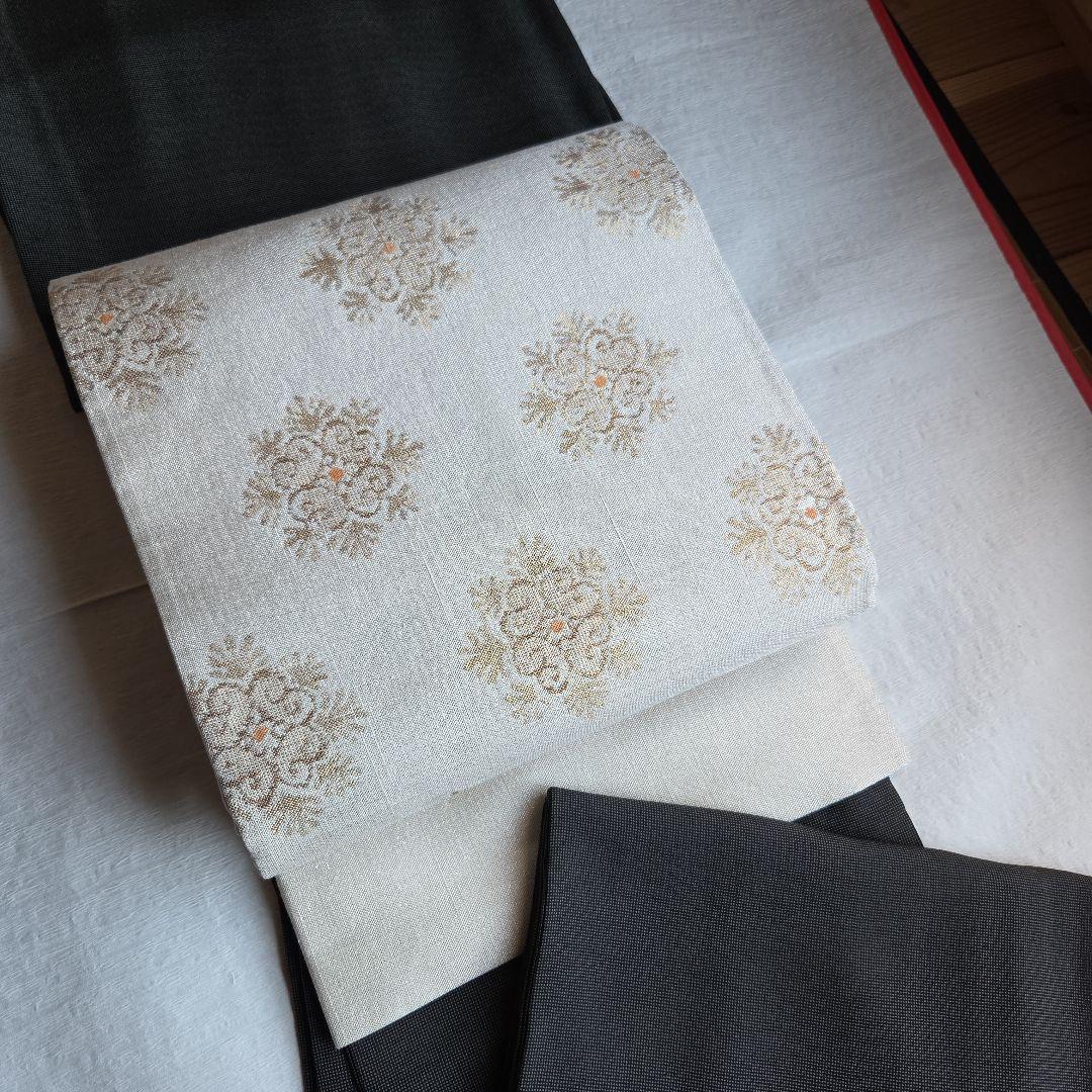 上品な織と煌めき　華文様の袋帯