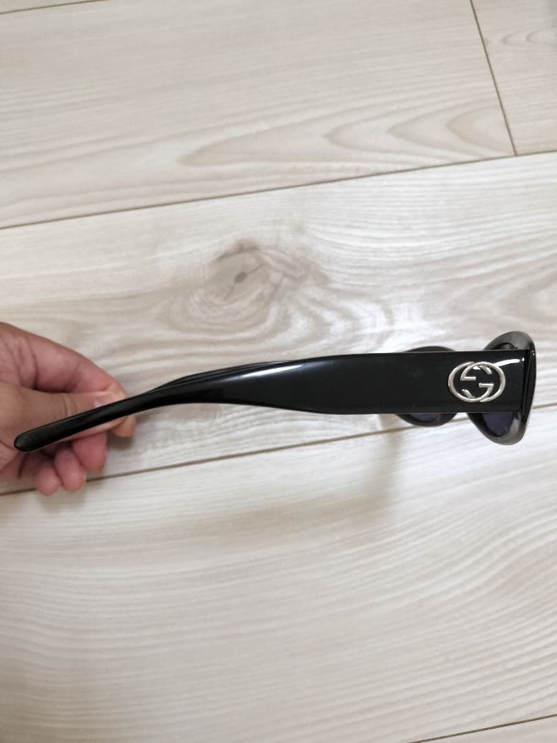 Gucci ブラック オーバル サングラス