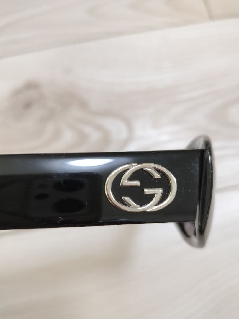 Gucci ブラック オーバル サングラス
