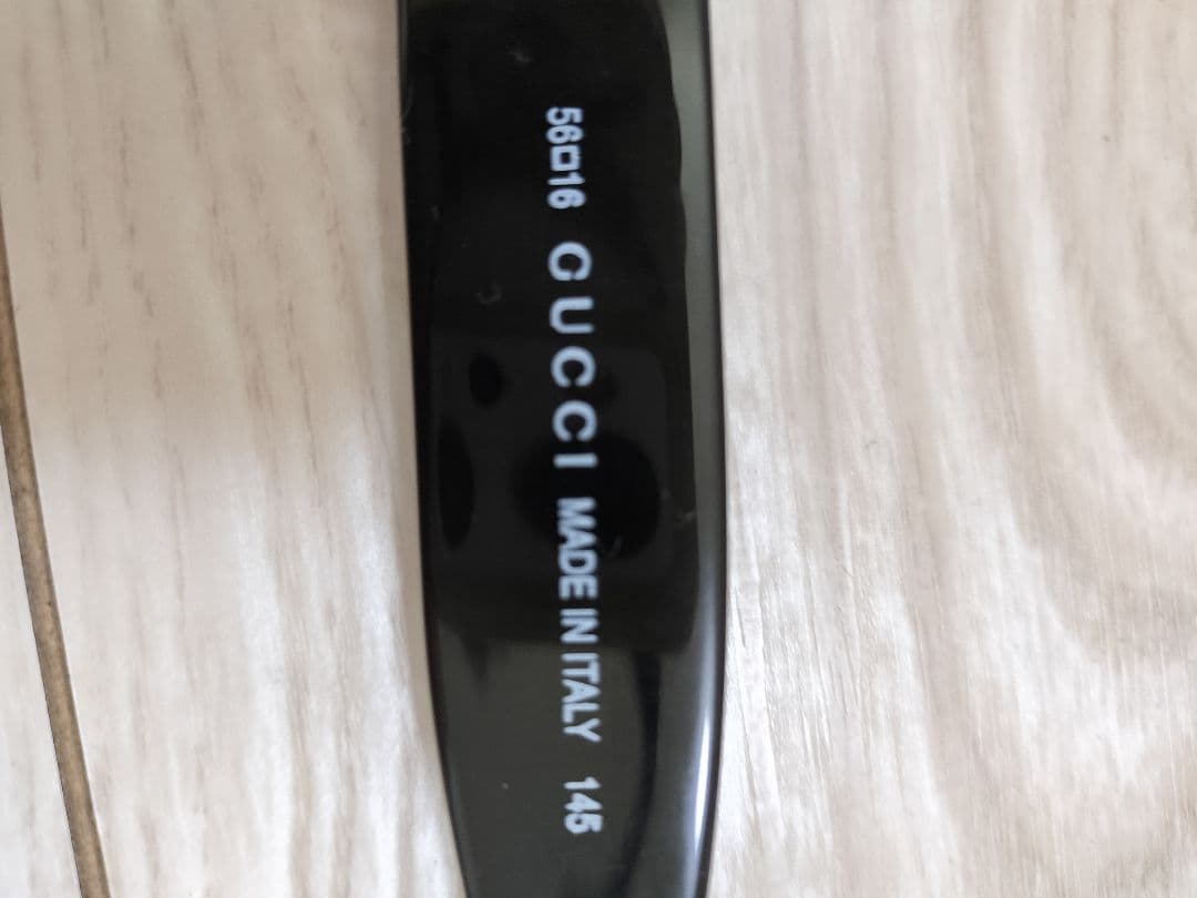 Gucci ブラック オーバル サングラス