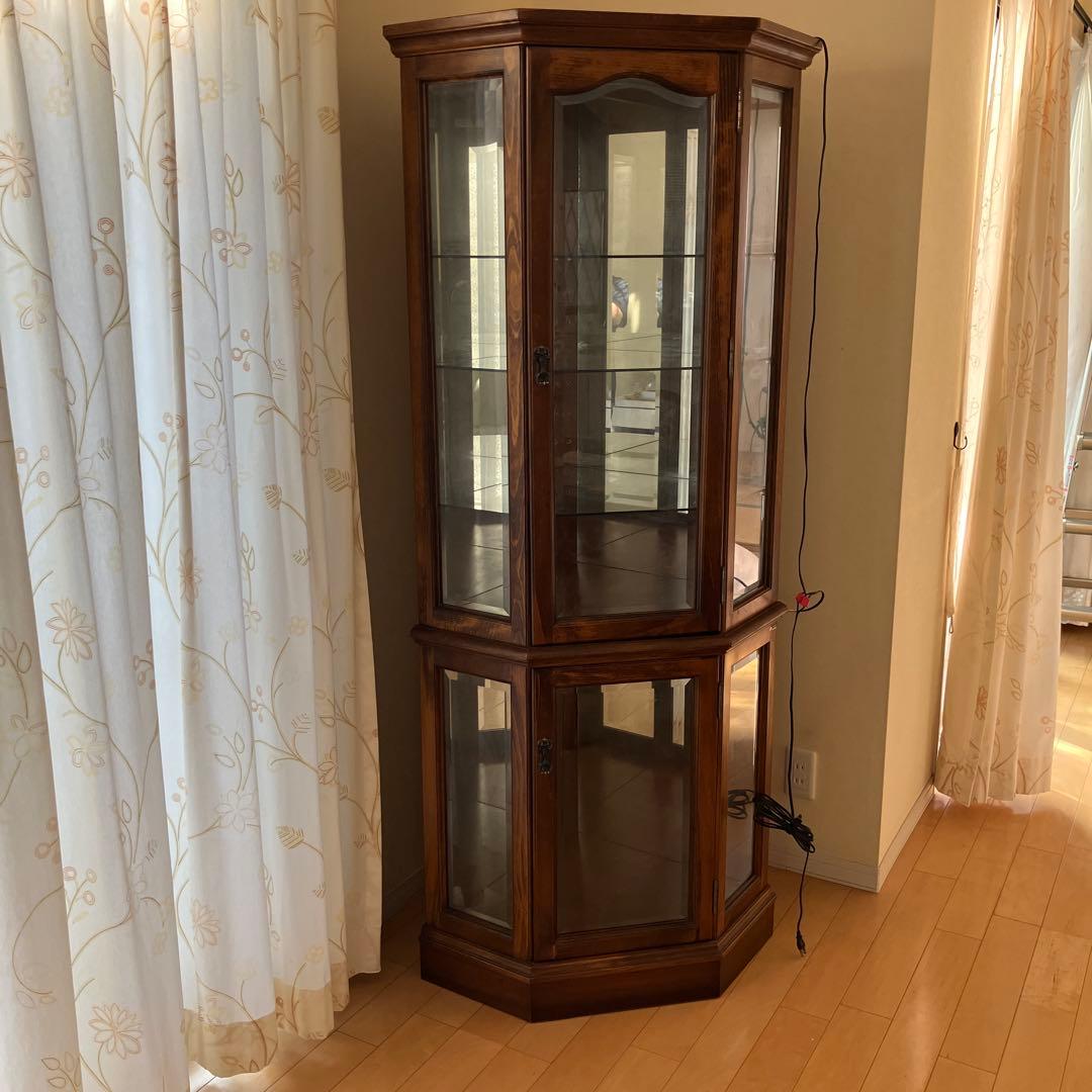 カリモクコロニアル　照明付きキュリオケース コーナーキャビネット