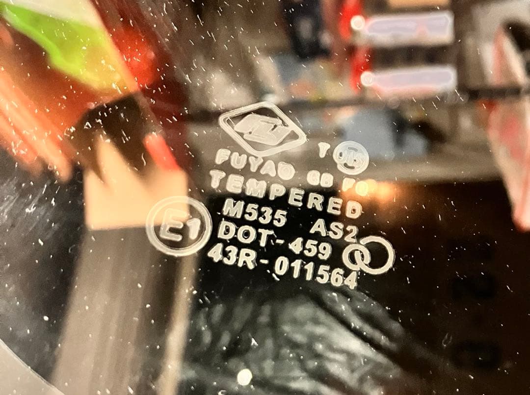 J*9様 200系ハイエース社外リアガラス　グリーンガラス　傷なし　熱線なし　ワ