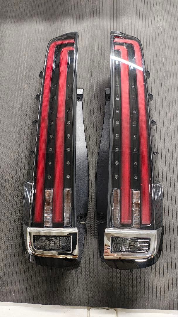 エスクァイア後期純正　テールランプ