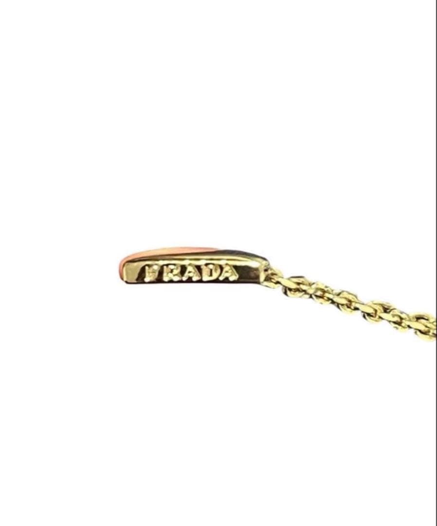 PRADA 三角形ペンダントネックレス