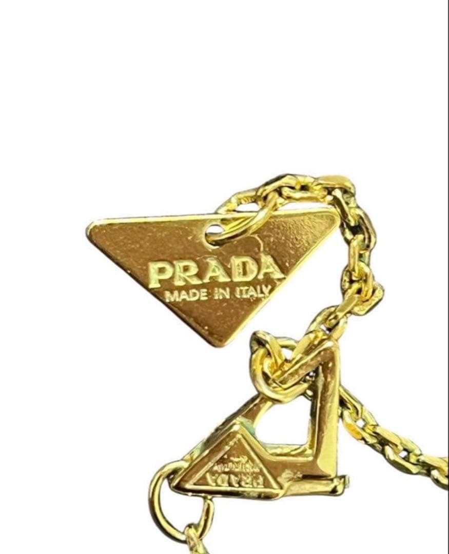 PRADA 三角形ペンダントネックレス