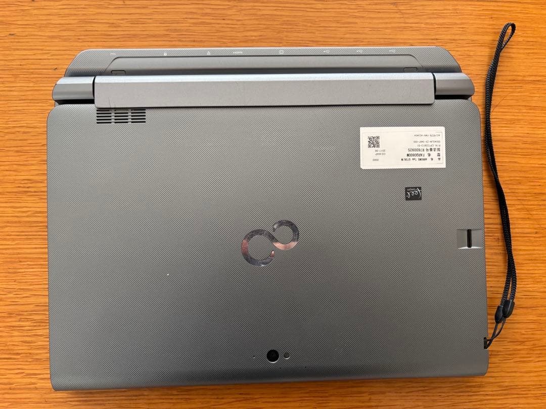 富士通ARROWS Tab Q736/M 2in1ノートパソコン