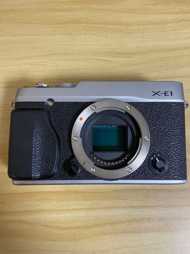 。富士フイルム　X-E1 シルバー　デジカメ