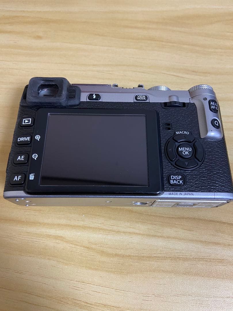 。富士フイルム　X-E1 シルバー　デジカメ